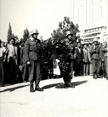 Γερμανοί στρατιώτες καταθέτουν στεφάνι στον Άγνωστο Στρατιώτη πριν από την αποχώρηση τους – Αθήνα 1944