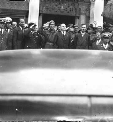 Η είσοδος της Μητρόπολης μετα το τέλος της δοξολογίας στις 14 Οκτωβρίου. Διακρίνονται στο κέντρο ο Διευθυντής Αστυνομίας Αθηνών Άγγελος Έβερτ, τα μέλη του κυβερνητικού κλιμακίου Φ. Μανουηλίδης και Γ. Ζέβγος. Στην πίσω σειρά ο Λ. Ακρίτας και ο Γ. Σερπανος, Αρχείο ΕΡΤ – Πέτρος Πουλίδης