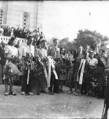 Τμήμα του ΕΛΑΣ και πλήθος κόσμου τελούν μνημόσυνο για τα θύματα της Αντίστασης στον Ναό του Αγίου Νικολάου Πευκακίων λίγο μετά την Απελευθέρωση, Αρχείο ΕΡΤ – Πέτρος Πουλίδης