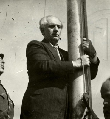 18 Οκτωβρίου 1944. Ο πρωθυπουργός Γεώργιος Παπανδρέου κατά την πρώτη ελεύθερη έπαρση της ελληνικής σημαίας στην Ακρόπολη, Γενικά Αρχεία του Κράτους – Κεντρική Υπηρεσία –  Βασίλης Τσακιράκης