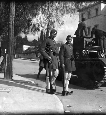 Άνδρες των Ταγμάτων Ασφαλείας δίπλα σε μικρό γερμανικό τεθωρακισμένο στη συμβολή των οδών Πανεπιστημίου και Βασ. Σοφίας, Αρχείο ΕΡΤ – Πέτρος Πουλίδης.