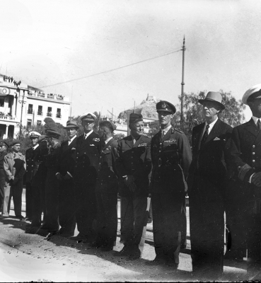 Από την εορτή της Απελευθέρωσης στο μνημείο του Αγνώστου Στρατιώτη. Διακρίνεται ο πρωθυπουργός Γεώργιος Παπανδρέου και ο Βρετανός στρατηγός Ρόναλντ Σκόμπι, Αρχείο ΕΡΤ – Πέτρος Πουλίδης