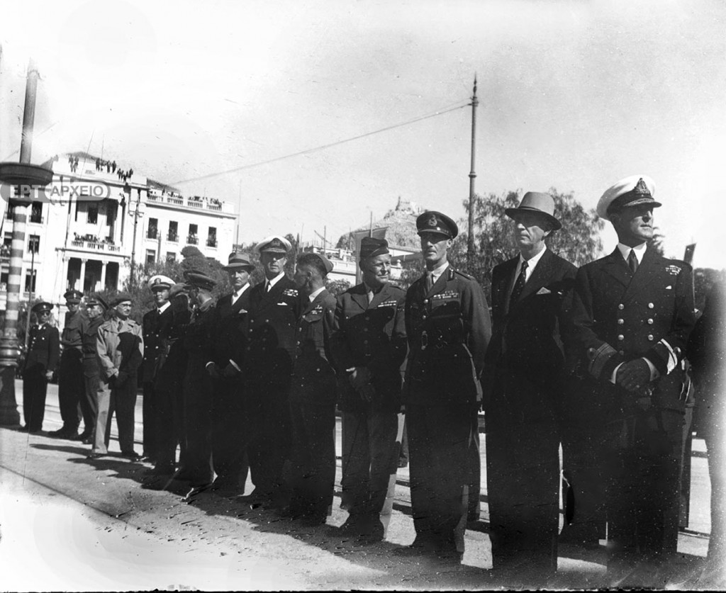 Από την εορτή της Απελευθέρωσης στο μνημείο του Αγνώστου Στρατιώτη. Διακρίνεται ο πρωθυπουργός Γεώργιος Παπανδρέου και ο Βρετανός στρατηγός Ρόναλντ Σκόμπι, Αρχείο ΕΡΤ – Πέτρος Πουλίδης